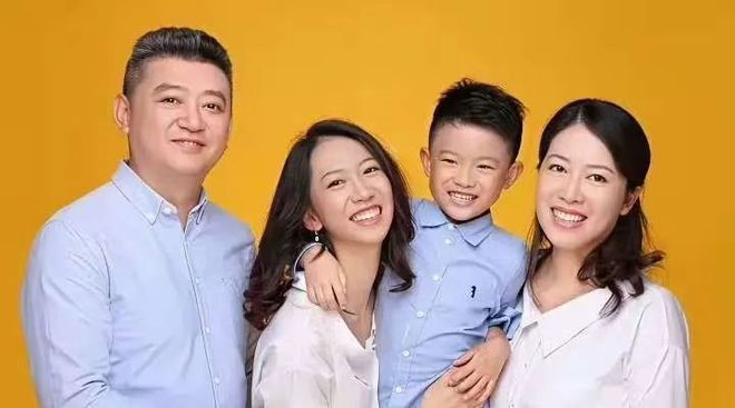 姐、蒋你们背叛了工人阶级开元ky棋牌董小姐、黄小(图5)