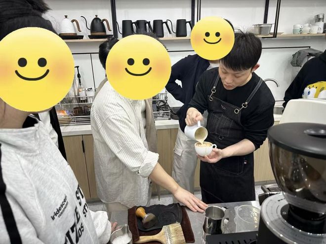 徐汇“桥计划”助青年“职”达未来ky开元棋牌咖啡冲调“新人生”(图2)